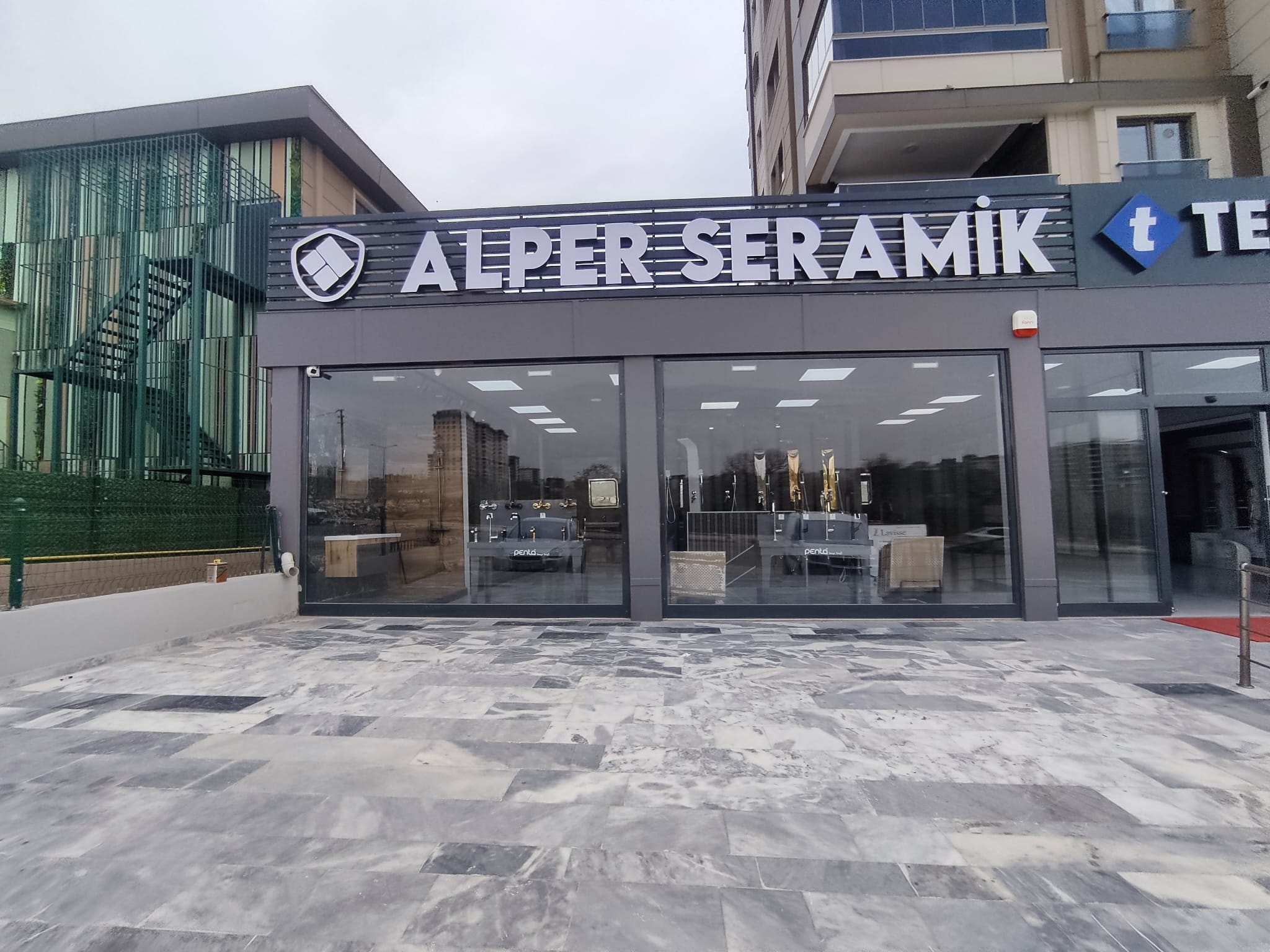 Alper Seramik Modern Tasarım ve Dekorasyon Hizmetleriyle Kapılarını Açtı